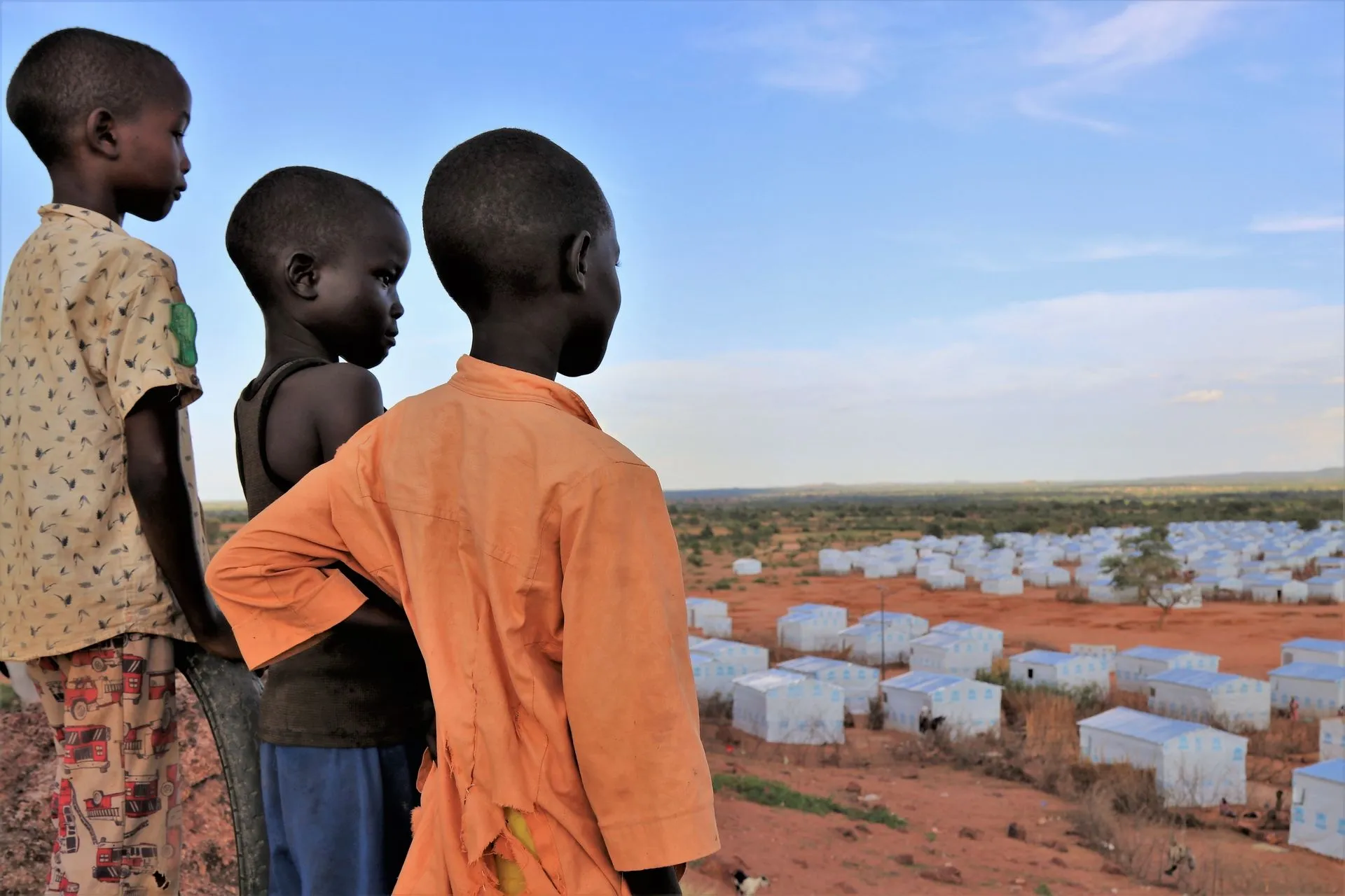 Παιδιά από το Σουδάν στον προσφυγικό καταυλισμό Farchana, στο ανατολικό Τσαντ. Ο καταυλισμός βρίσκεται 60 χλμ. από τα σύνορα με το Δυτικό Νταρφούρ και στεγάζει 60.000 πρόσφυγες.