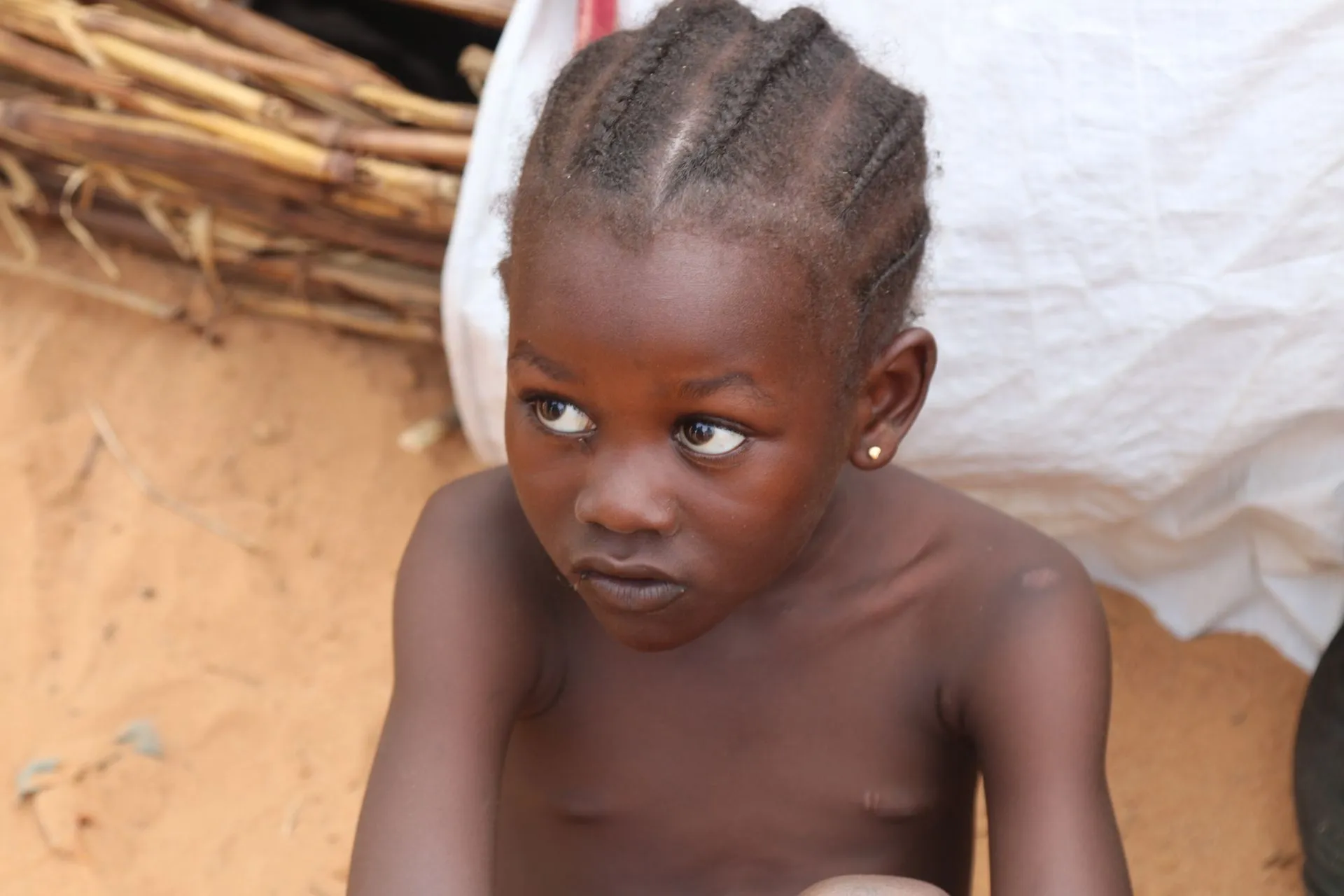 Πάνω από 700.000 παιδιά υπολογίζεται ότι έχουν φτάσει στο Τσαντ, συχνά ασυνόδευτα ή μαζί με τις μητέρες τους, προσπαθώντας να ξεφύγουν από τις σφαγές στο Νταρφούρ.