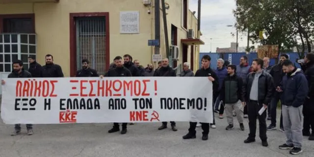 Θεσσαλονίκη: Αντιπολεμική παρέμβαση από μέλη του ΚΚΕ και της ΚΝΕ στον σιδηροδρομικό σταθμό