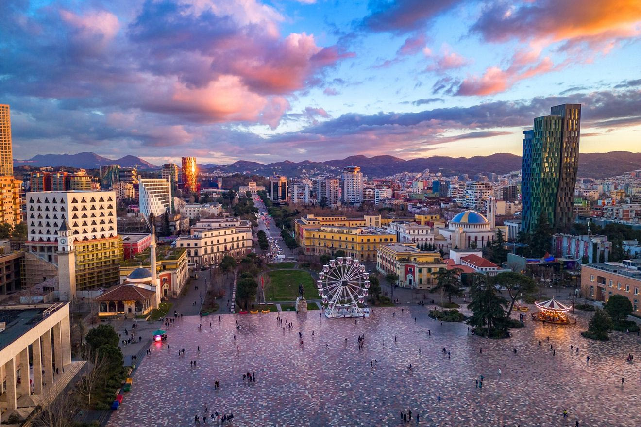 H πλατεία Σκάντερμπεγκ στα Τίρανα, Αλβανία
