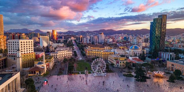 H πλατεία Σκάντερμπεγκ στα Τίρανα, Αλβανία