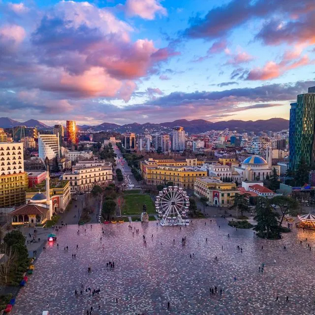 H πλατεία Σκάντερμπεγκ στα Τίρανα, Αλβανία