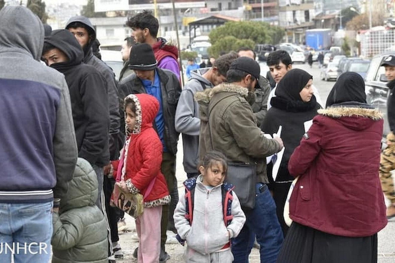 Οικογένειες περιμένουν στο συνοριακό σημείο Masnaa στον Λίβανο προκειμένου να περάσουν στη Συρία.