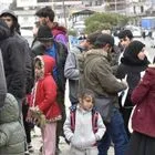 Οικογένειες περιμένουν στο συνοριακό σημείο Masnaa στον Λίβανο προκειμένου να περάσουν στη Συρία.