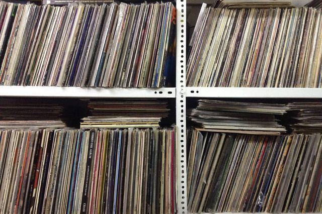 Πώς να φτιάξεις από την αρχή μια δισκοθήκη με βινύλια “δεύτερο χέρι”…