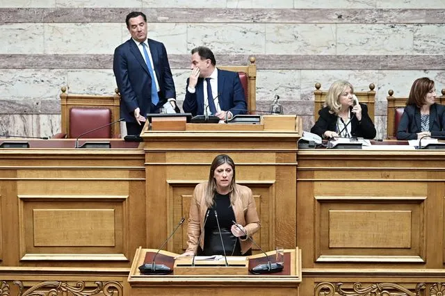 Τι να σκέφτεται άραγε ο Αδωνις έχοντας αυτήν την πλεονεκτική θέση έναντι της Ζωής;