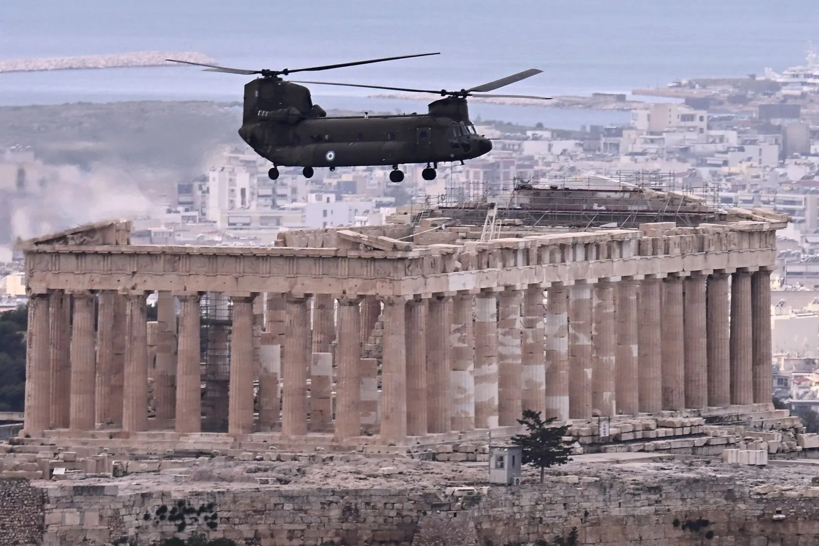 Πτήσεις αεροσκαφών πάνω από την Αθήνα για την παρέλαση της εθνικής επετείου της 25ης Μαρτίου 1821