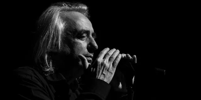 Γιάννης Αγγελάκας: Ο Μικρός Πρίγκιπας μιλάει για την ηλιθιότητα της ενηλικίωσης των σοβαροφανών ανθρώπων