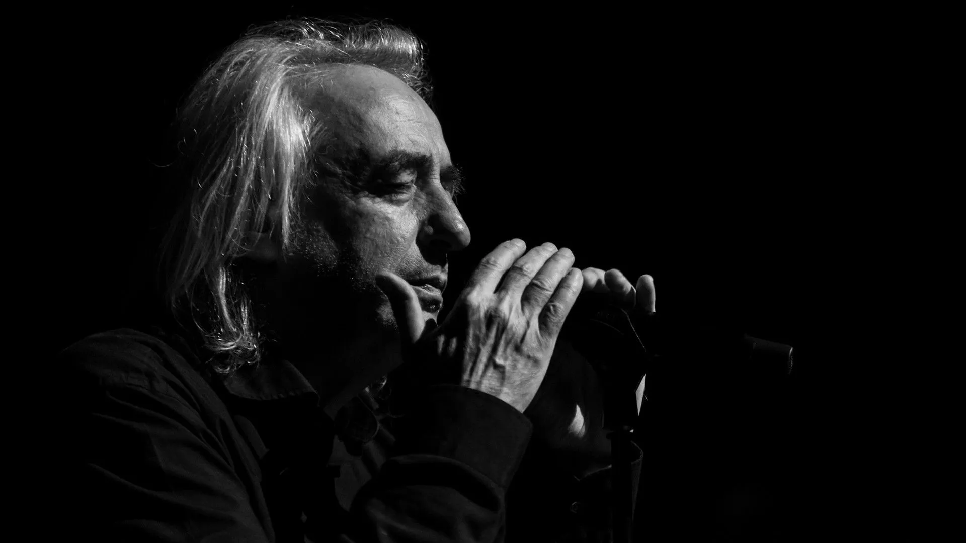 Γιάννης Αγγελάκας: Ο Μικρός Πρίγκιπας μιλάει για την ηλιθιότητα της ενηλικίωσης των σοβαροφανών ανθρώπων