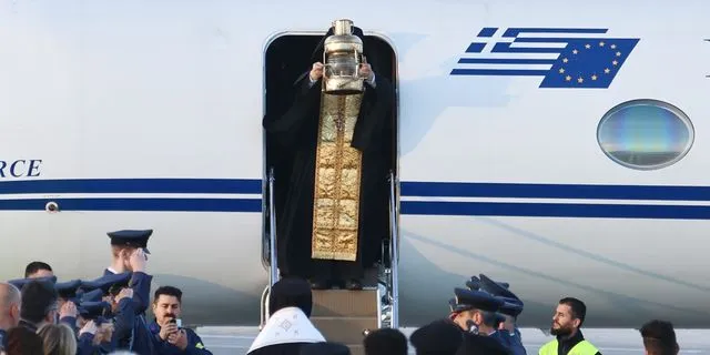 Η κυβέρνηση διαβεβαιώνει ότι θα φέρει το Άγιο Φως στην Ελλάδα