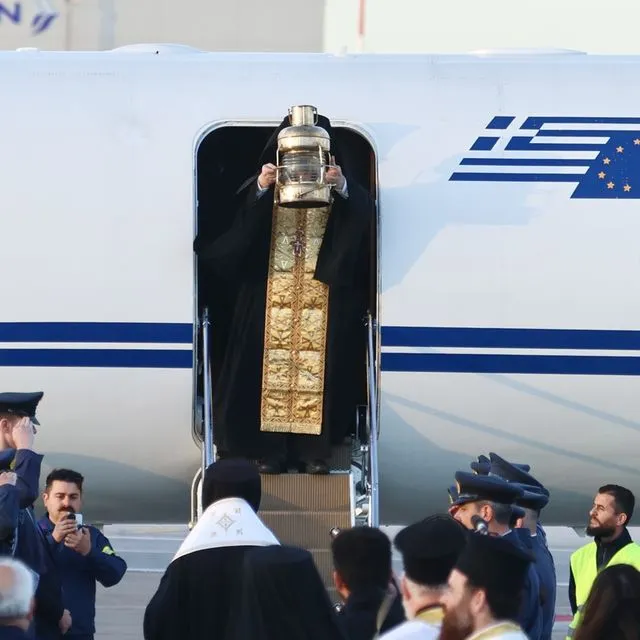 Η κυβέρνηση διαβεβαιώνει ότι θα φέρει το Άγιο Φως στην Ελλάδα