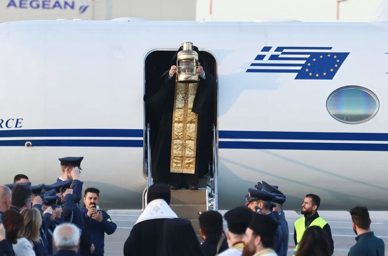 Η κυβέρνηση διαβεβαιώνει ότι θα φέρει το Άγιο Φως στην Ελλάδα