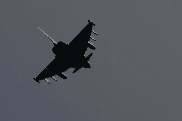 LIVE: Οι Βρετανοί παραχωρούν βάσεις στις ΗΠΑ για επιθέσεις – Εκτός ελέγχου ο Τραμπ κατά ΝΑΤΟ