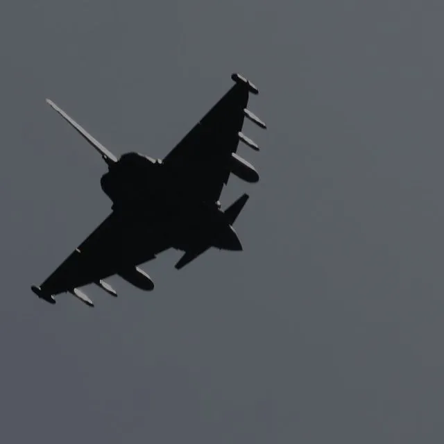 Οι Βρετανοί παραχωρούν βάσεις στις ΗΠΑ για επιθέσεις – Εκτός ελέγχου ο Τραμπ κατά ΝΑΤΟ