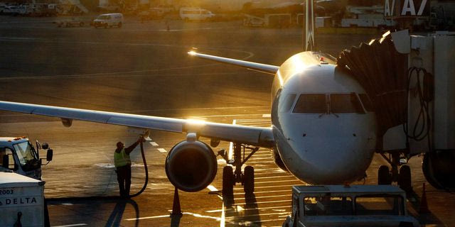 Financial Times: Σχέδια έκτακτης ανάγκης για ελλείψεις αεροπορικών καυσίμων