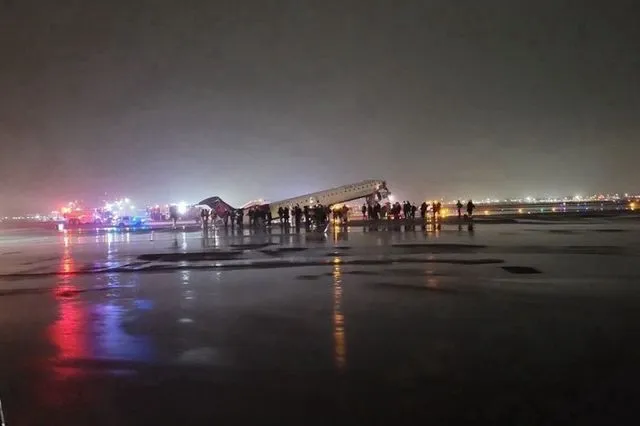 Νέα Υόρκη: Σύγκρουση αεροσκάφους με πυροσβεστικό όχημα – Αναφορές για τραυματίες