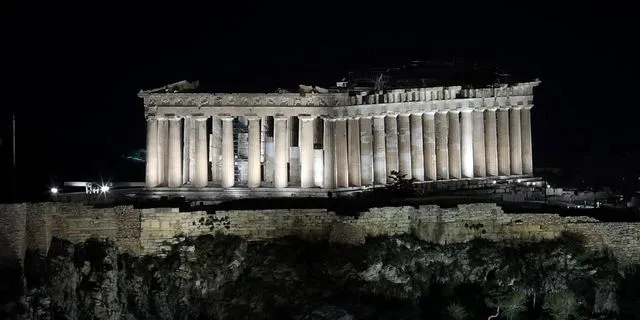 Η Ακρόπολη στο σκοτάδι: 20 χρόνια “Ώρα της Γης” με ένα ηχηρό μήνυμα για τον πλανήτη