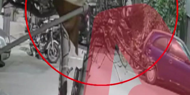 Αμπελόκηποι: Η στιγμή που μεθυσμένη οδηγός προσκρούει σε σταθμευμένα οχήματα