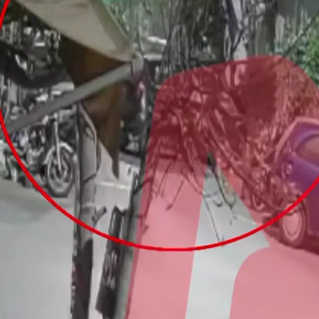 Αμπελόκηποι: Η στιγμή που μεθυσμένη οδηγός προσκρούει σε σταθμευμένα οχήματα