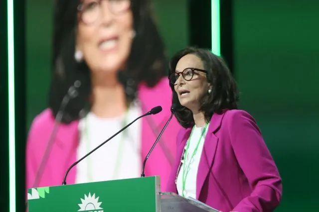 Διαμαντοπούλου: “Το ΠΑΣΟΚ δεν θα διασπαστεί”