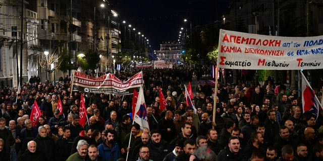 Ηχηρό “παρών” στο αντιπολεμικό συλλαλητήριο στο Σύνταγμα – Φωτογραφίες