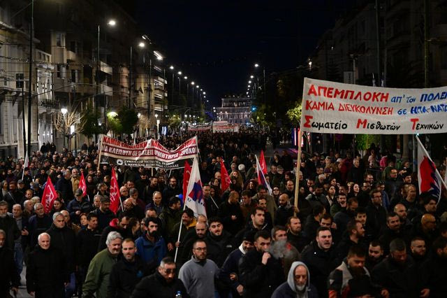 Ηχηρό “παρών” στο αντιπολεμικό συλλαλητήριο στο Σύνταγμα – Φωτογραφίες