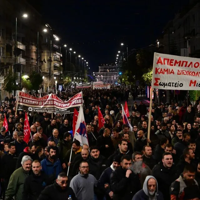 Ηχηρό “παρών” στο αντιπολεμικό συλλαλητήριο στο Σύνταγμα – Φωτογραφίες