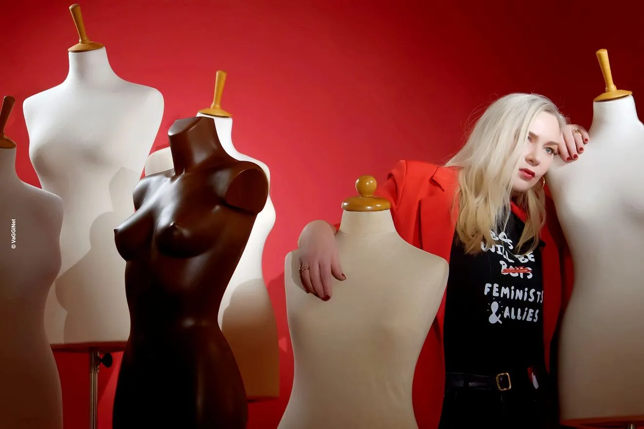 Η Ρίτα Αντωνοπούλου συνδυάζει μουσική και θέατρο και μας μιλά για τη Γυναίκα