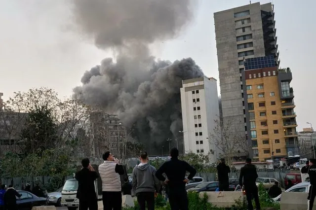 Το Ιράν απειλεί με χτυπήματα σε αμερικανικά πανεπιστήμια στη Μέση Ανατολή – Σφοδρές εκρήξεις στην Τεχεράνη