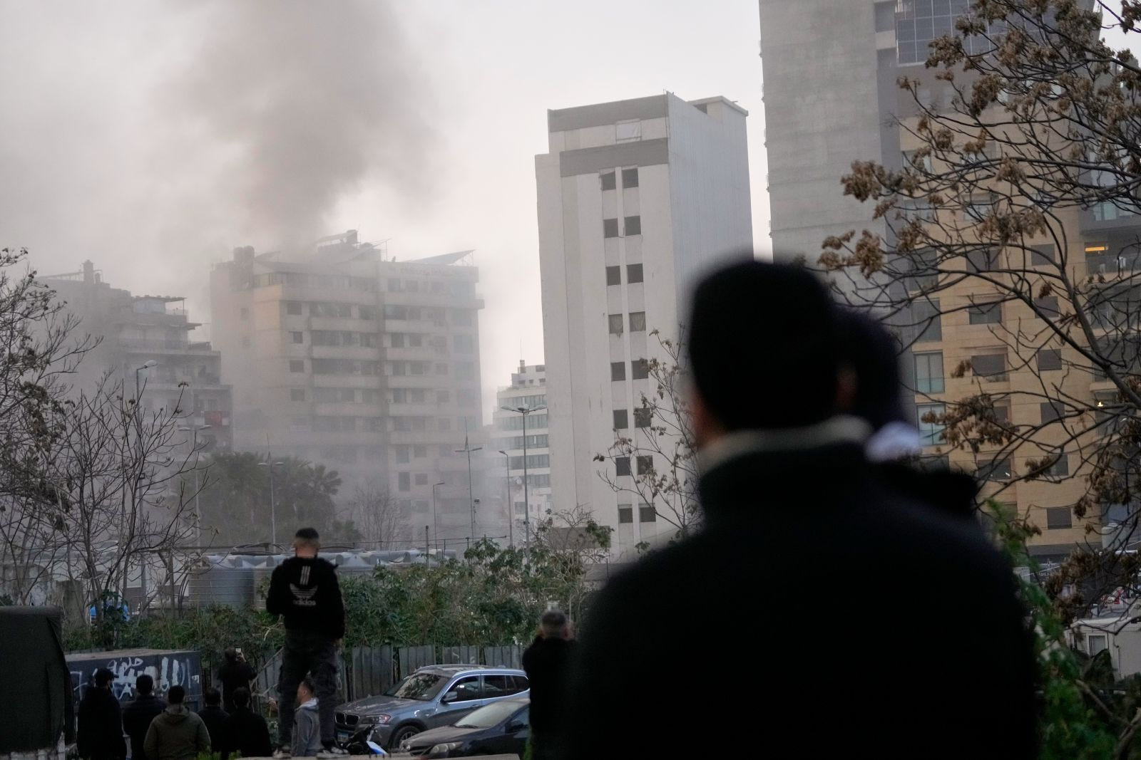 Καπνός υψώνεται από κτίριο μετά από ισραηλινό πλήγμα στο κεντρικό τμήμα της Βηρυτού, στον Λίβανο.