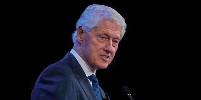 Κλίντον: Ο Τραμπ μου είπε ότι πέρασε “μερικές υπέροχες στιγμές” με τον Έπσταϊν