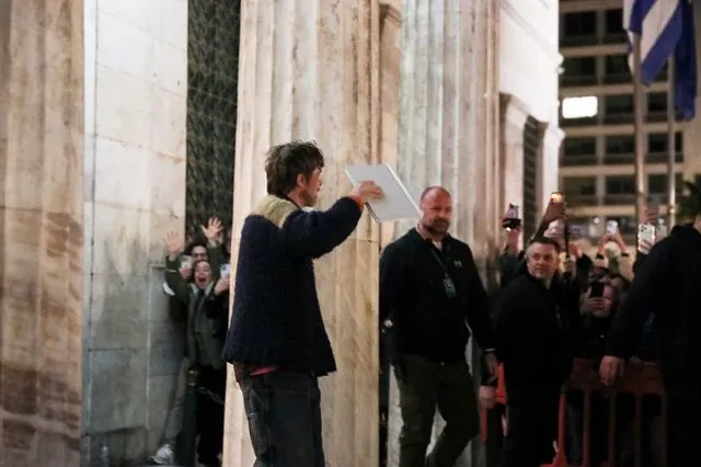 Φρενίτιδα για τον Μπραντ Πιτ στην Αθήνα - Βίντεο, φωτογραφίες