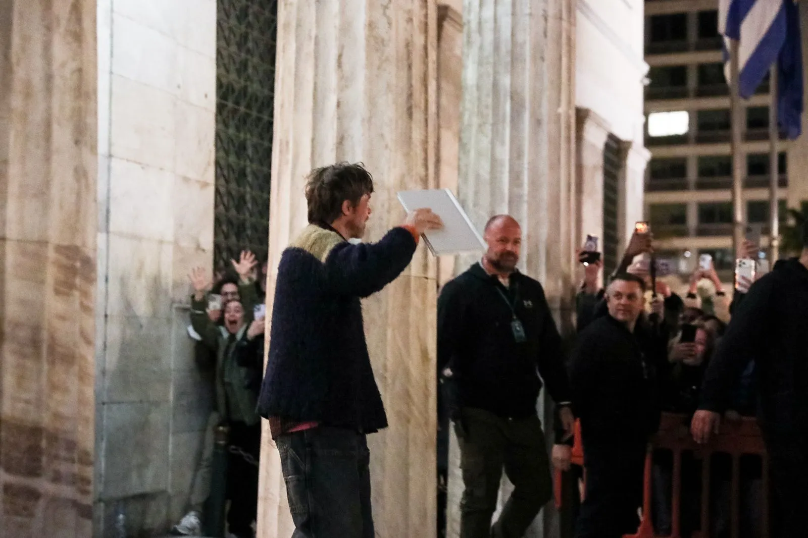 Φρενίτιδα για τον Μπραντ Πιτ στην Αθήνα – Βίντεο, φωτογραφίες