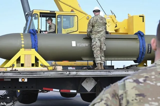 Τι είναι οι βόμβες “bunker busters” που έριξαν οι ΗΠΑ κοντά στα Στενά του Ορμούζ