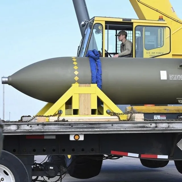 Τι είναι οι βόμβες “bunker busters” που έριξαν οι ΗΠΑ κοντά στα Στενά του Ορμούζ