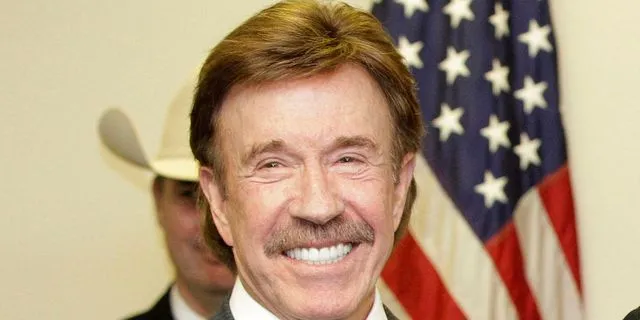 Τσακ Νόρις: Η ιστορία πίσω από τα ανέκδοτα που τον μετέτρεψαν σε meme