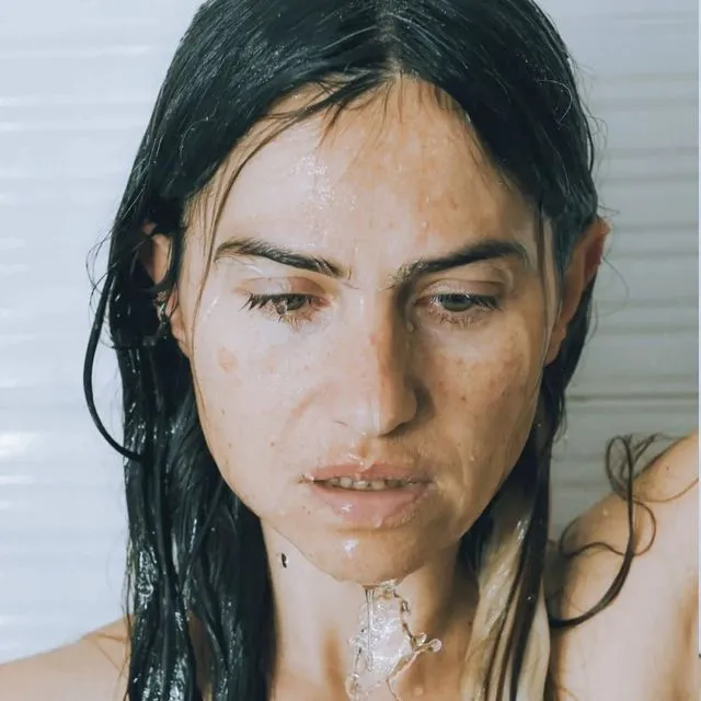 Η Νικολέττα Δημοπούλου ανεβάζει στη σκηνή την “αόρατη” ενδοσυντροφική κακοποίηση