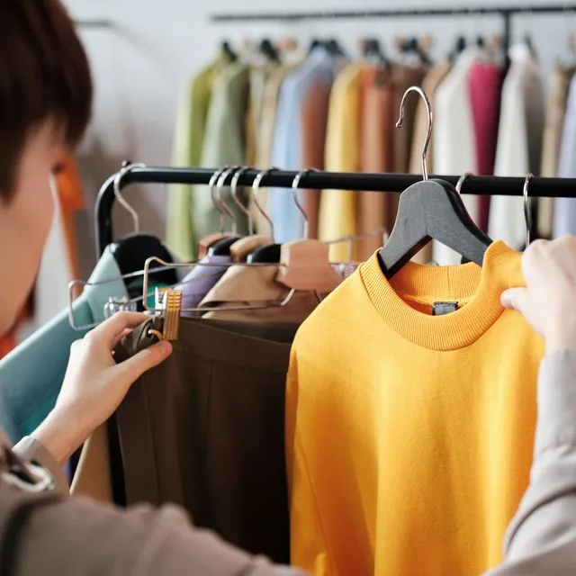 Τα τρία χρώματα που φοράς και “φωνάζουν” χαμηλή αυτοεκτίμηση, σύμφωνα με τη ψυχολογία