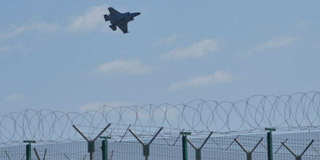 Mαχητικό αεροσκάφος απογειώνεται από την αεροπορική βάση του Ηνωμένου Βασιλείου στο Ακρωτήρι στην Κύπρο μετά από επίθεση με drone τα ξημερώματα