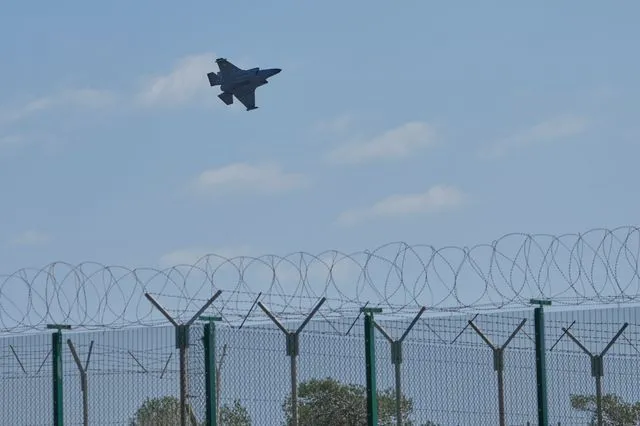 Mαχητικό αεροσκάφος απογειώνεται από την αεροπορική βάση του Ηνωμένου Βασιλείου στο Ακρωτήρι στην Κύπρο μετά από επίθεση με drone τα ξημερώματα