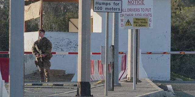 Στρατιώτης στις βρετανικές βάσεις στο Ακρωτήρι της Κύπρου