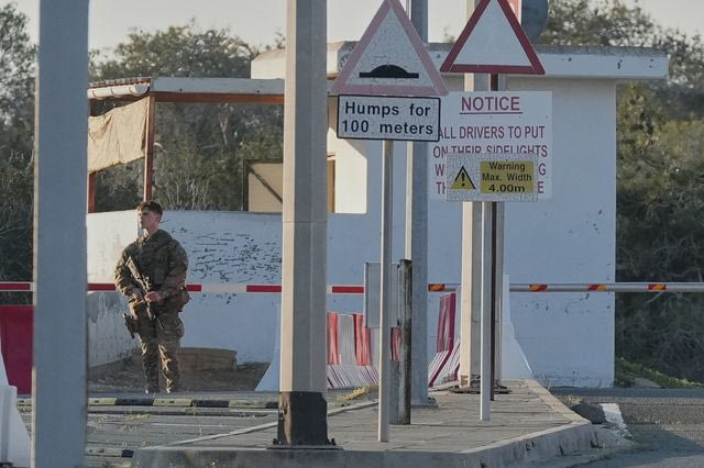 Στρατιώτης στις βρετανικές βάσεις στο Ακρωτήρι της Κύπρου