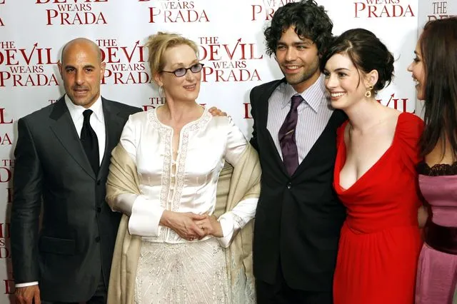 To καστ της ταινίας, (από δεξιά) Stanley Tucci, Meryl Streep, Adrian Grenier, Anne Hathaway και Emily Blunt