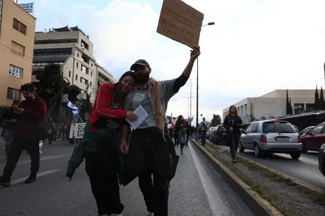 Μεγάλο αντιπολεμικό συλλαλητήριο στην Αθήνα – Διαμαρτυρία στη Σούδα