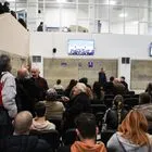 Οθόνες στήθηκαν για την παρακολούθηση της δίκης, ενώ η αίθουσα ήταν ασφυκτικά γεμάτη