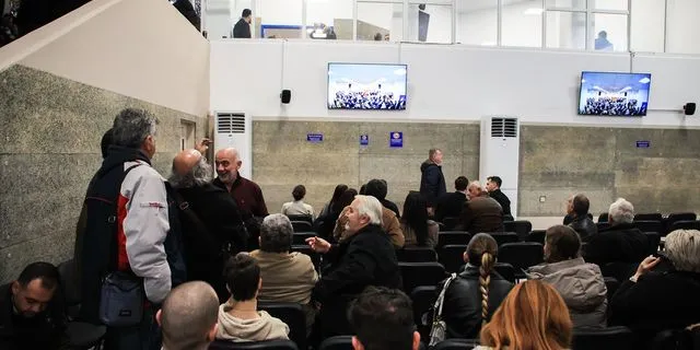 Οθόνες στήθηκαν για την παρακολούθηση της δίκης, ενώ η αίθουσα ήταν ασφυκτικά γεμάτη