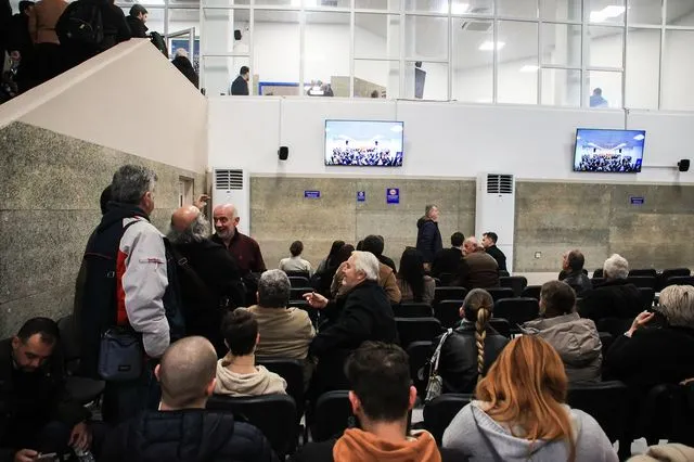 Οθόνες στήθηκαν για την παρακολούθηση της δίκης, ενώ η αίθουσα ήταν ασφυκτικά γεμάτη