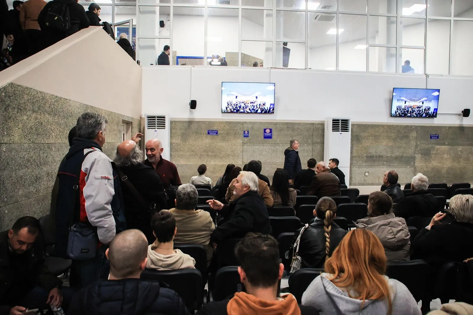 Οθόνες στήθηκαν για την παρακολούθηση της δίκης, ενώ η αίθουσα ήταν ασφυκτικά γεμάτη