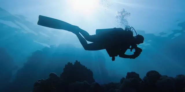 Concern over the missing diver at Limanakia Vouliagmenis