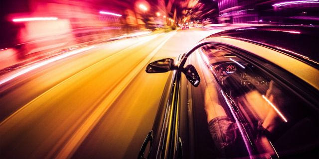 Αυτοκίνητο σε τρελή πορεία